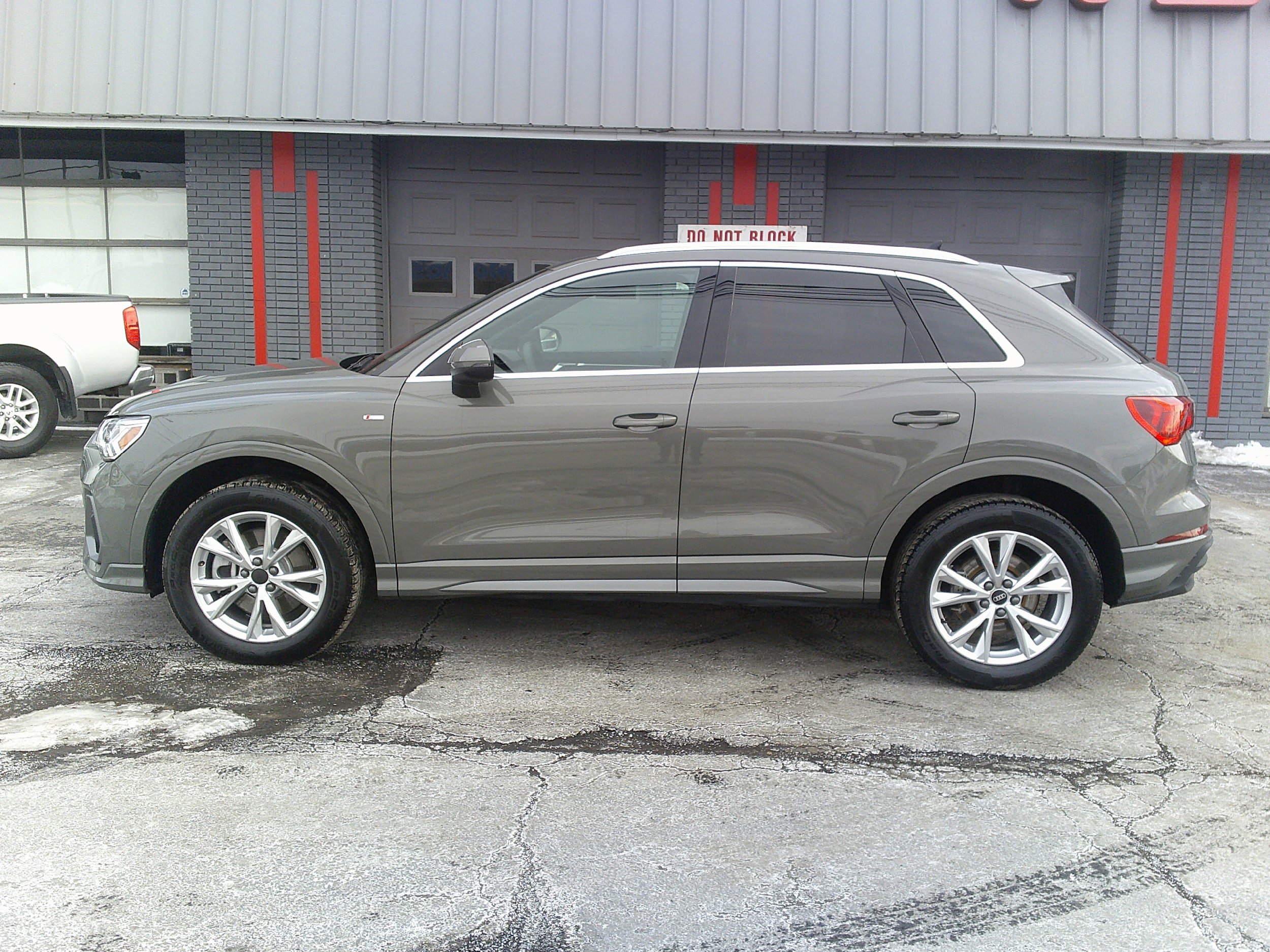 Used 2025 Audi Q3 2.0T Premium image 3