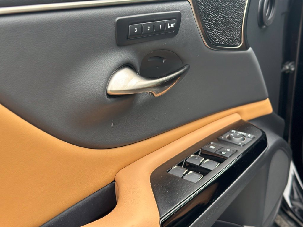 Used 2024 Lexus ES 350 w/ Accessory Package (Z1) FWD image 18