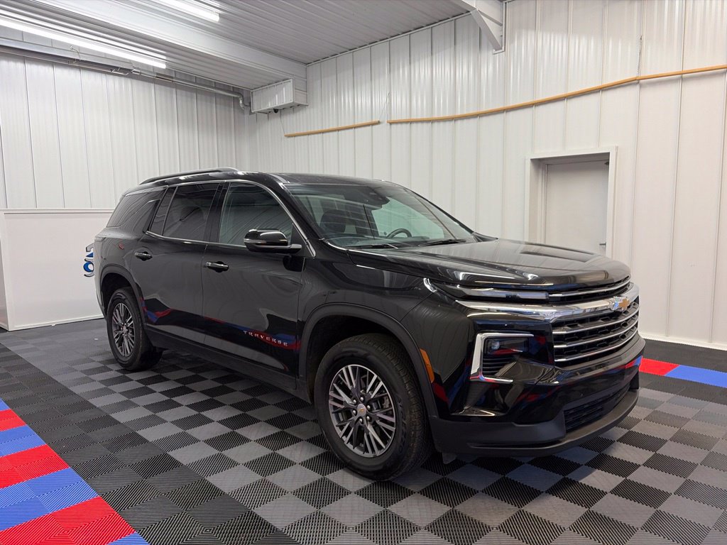 Used 2025 Chevrolet Traverse LT AWD/4WD image 3