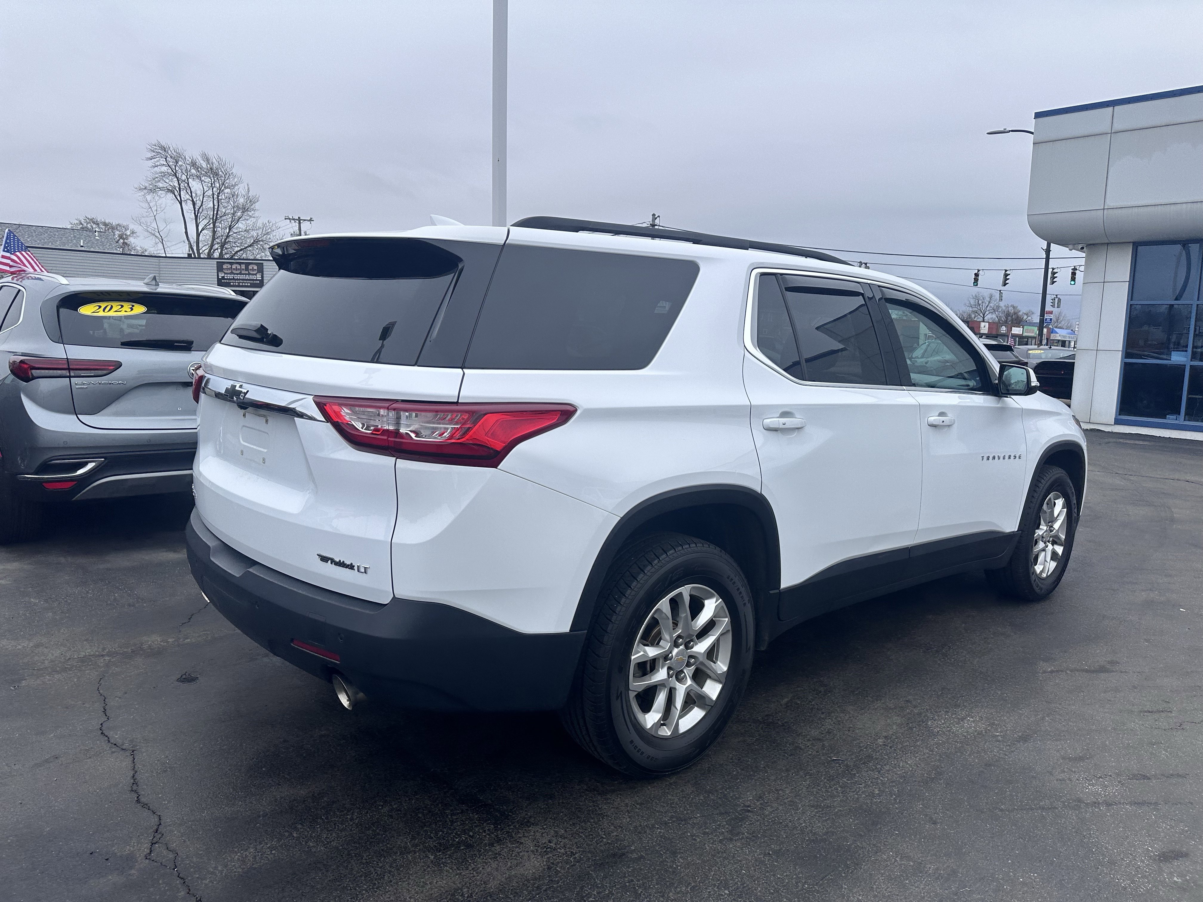 Used 2020 Chevrolet Traverse LT image 10