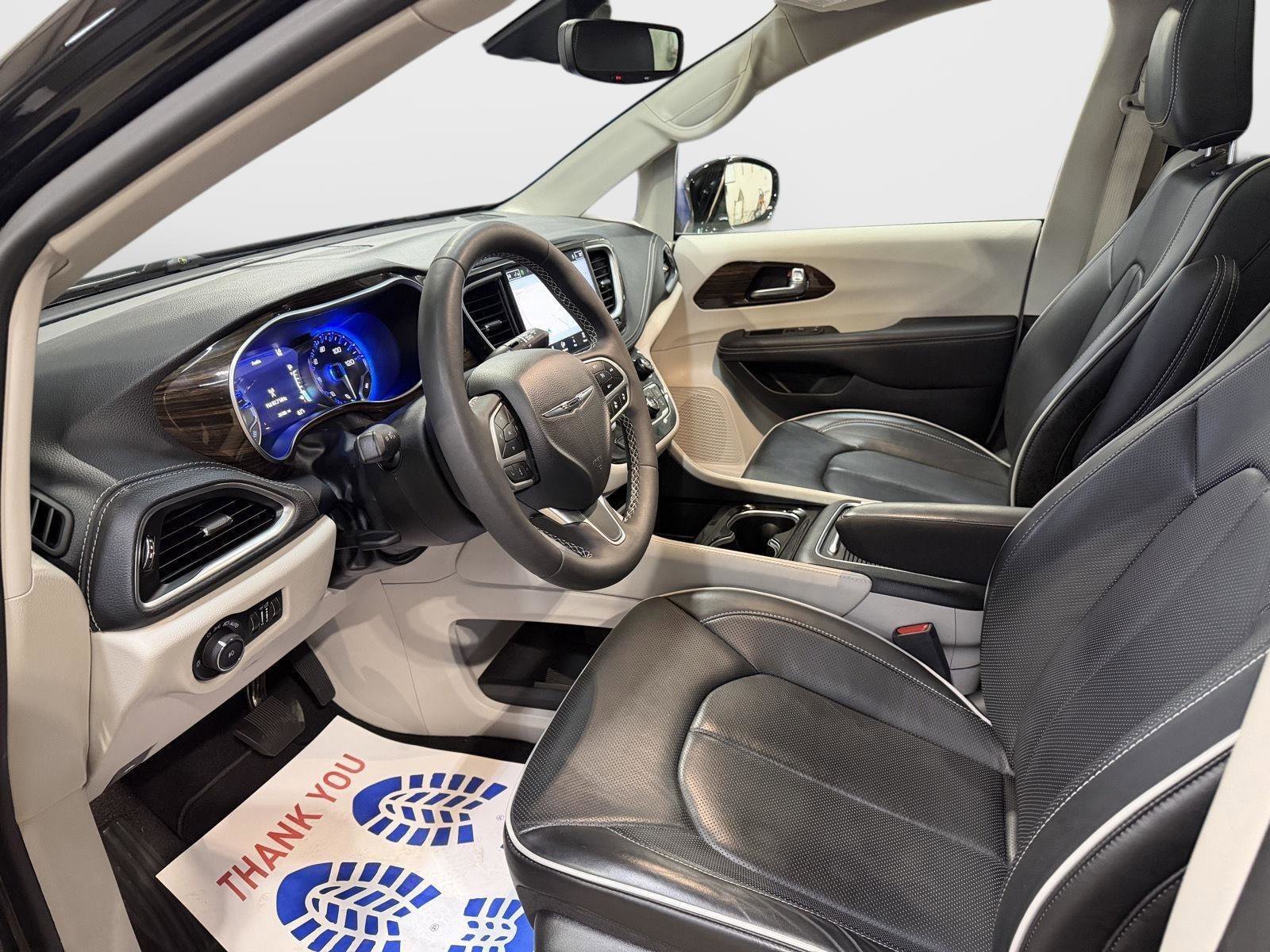 Used 2024 Chrysler Pacifica Limited image 3