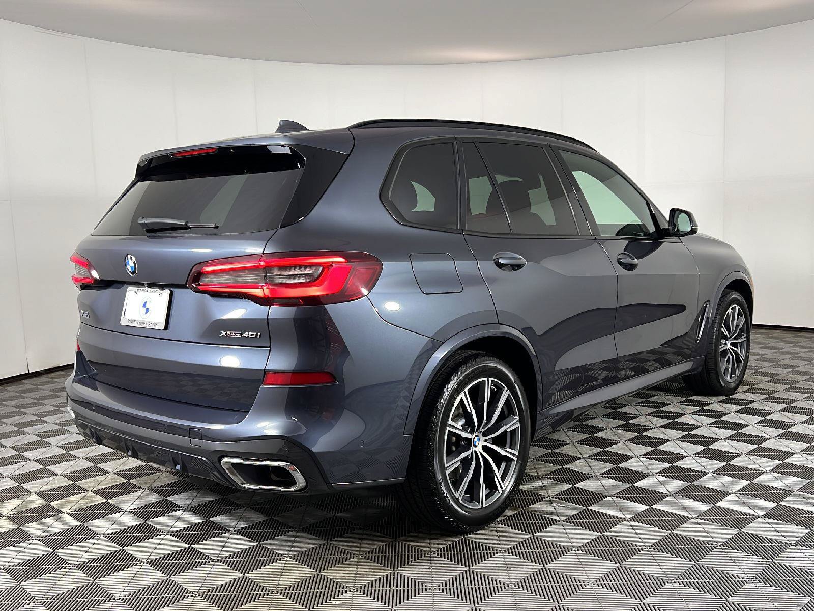 Used 2022 BMW X5 xDrive40i w/ M Sport Package AWD/4WD image 5