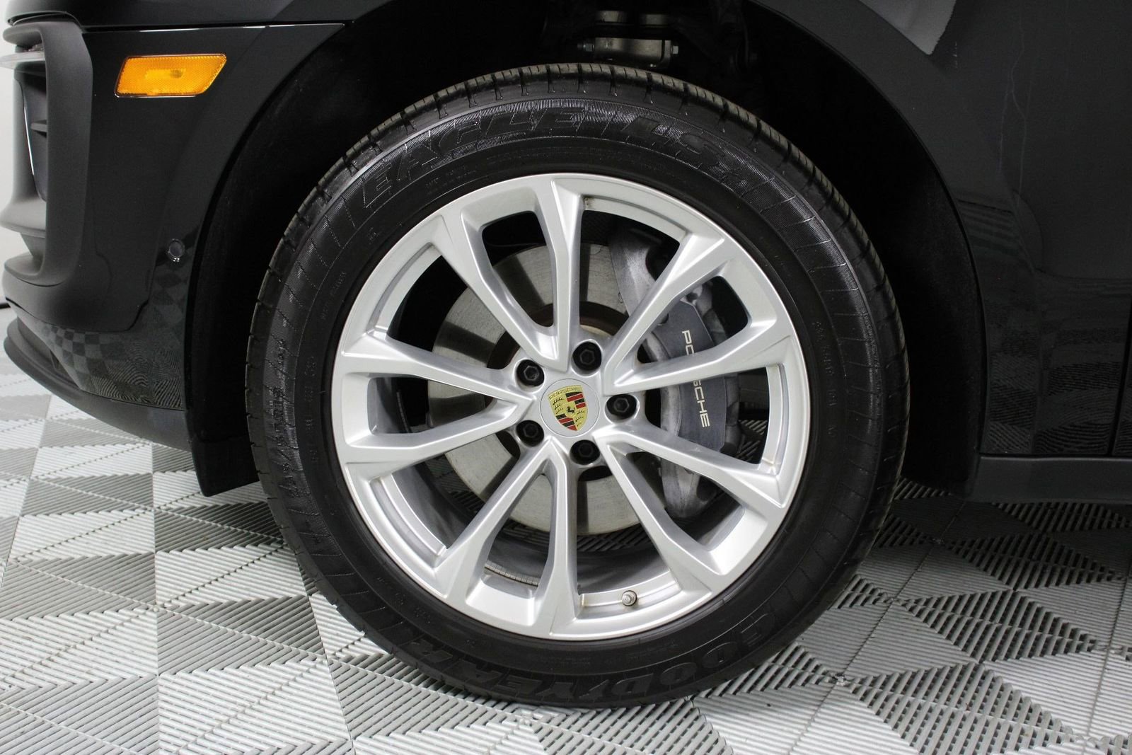 Certified 2025 Porsche Macan image 30