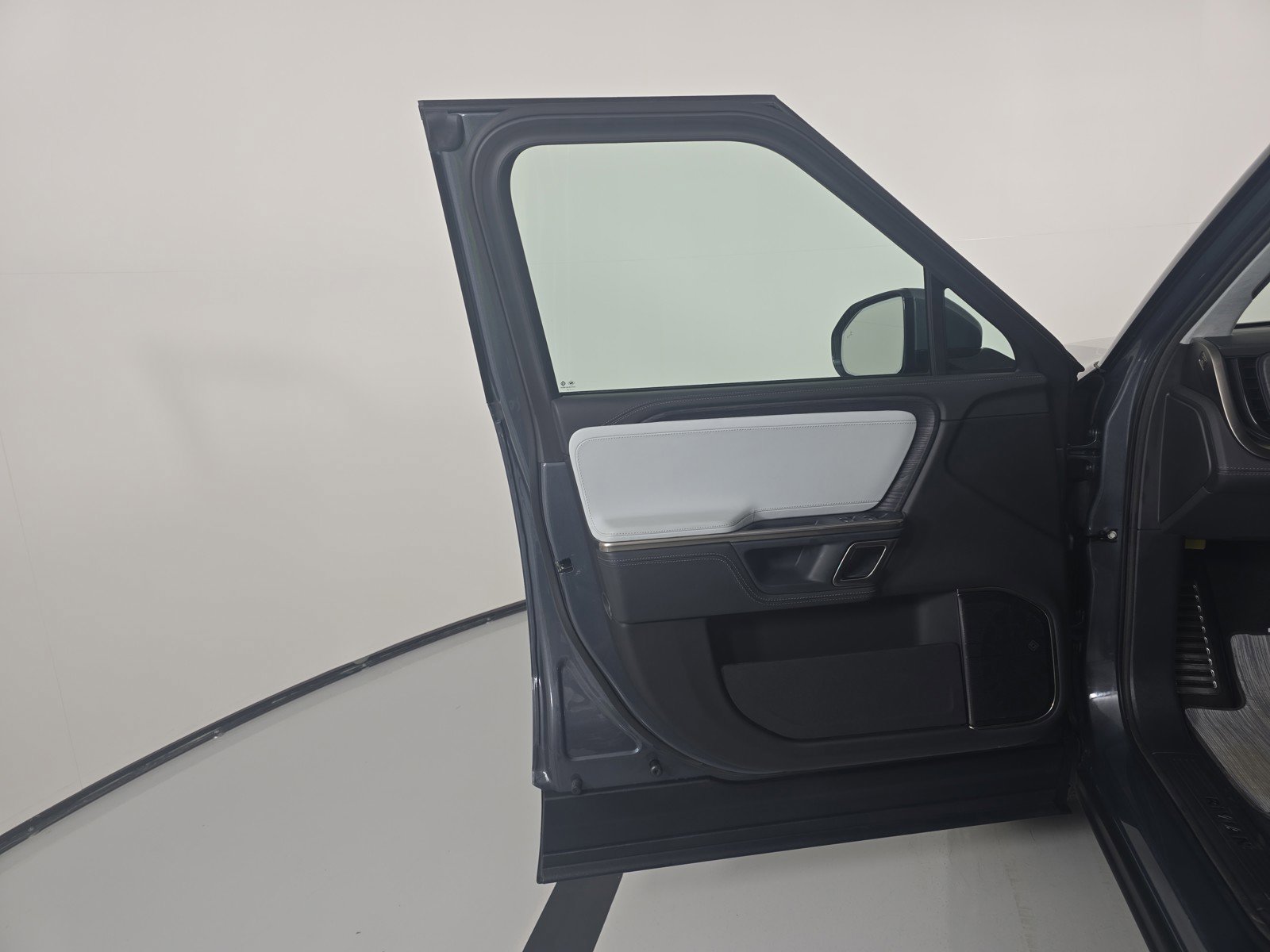 Used 2024 Rivian R1S Adventure AWD/4WD image 16