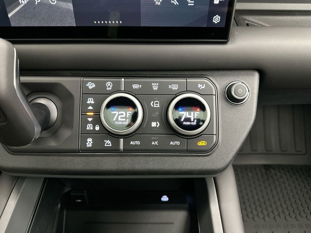 New 2025 Land Rover Defender 110 X-Dynamic SE image 13