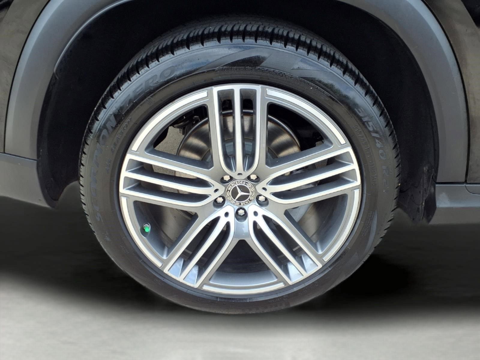 Used 2025 Mercedes-Benz GLS 450 4MATIC image 9