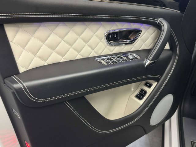 Used 2020 Bentley Bentayga AWD/4WD image 34