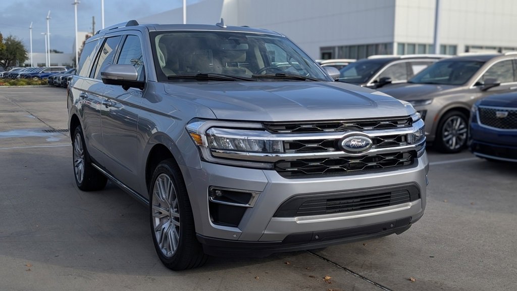 Used 2023 Ford Expedition Limited image 3