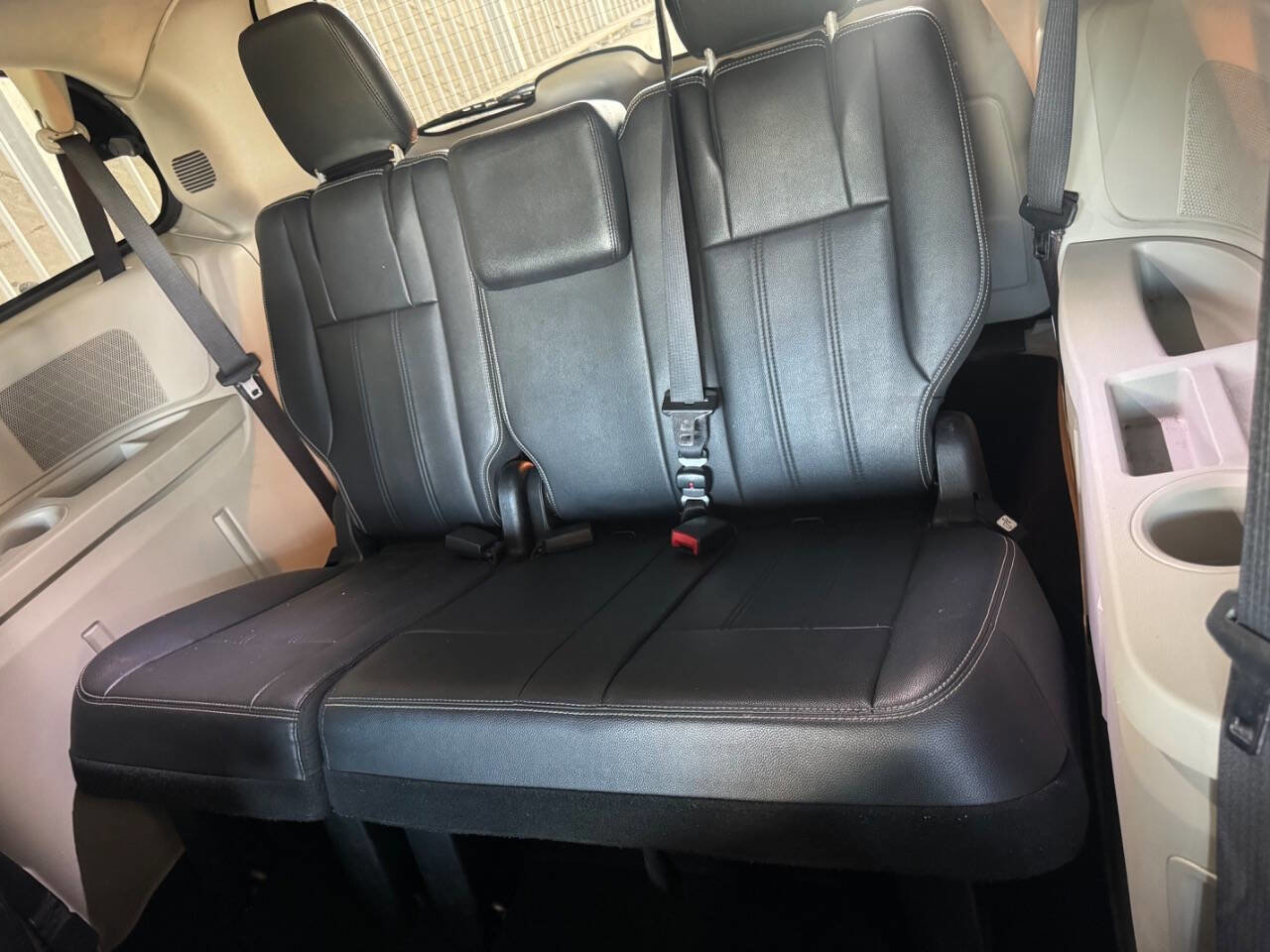 Used 2016 Chrysler Town & Country Touring FWD image 20