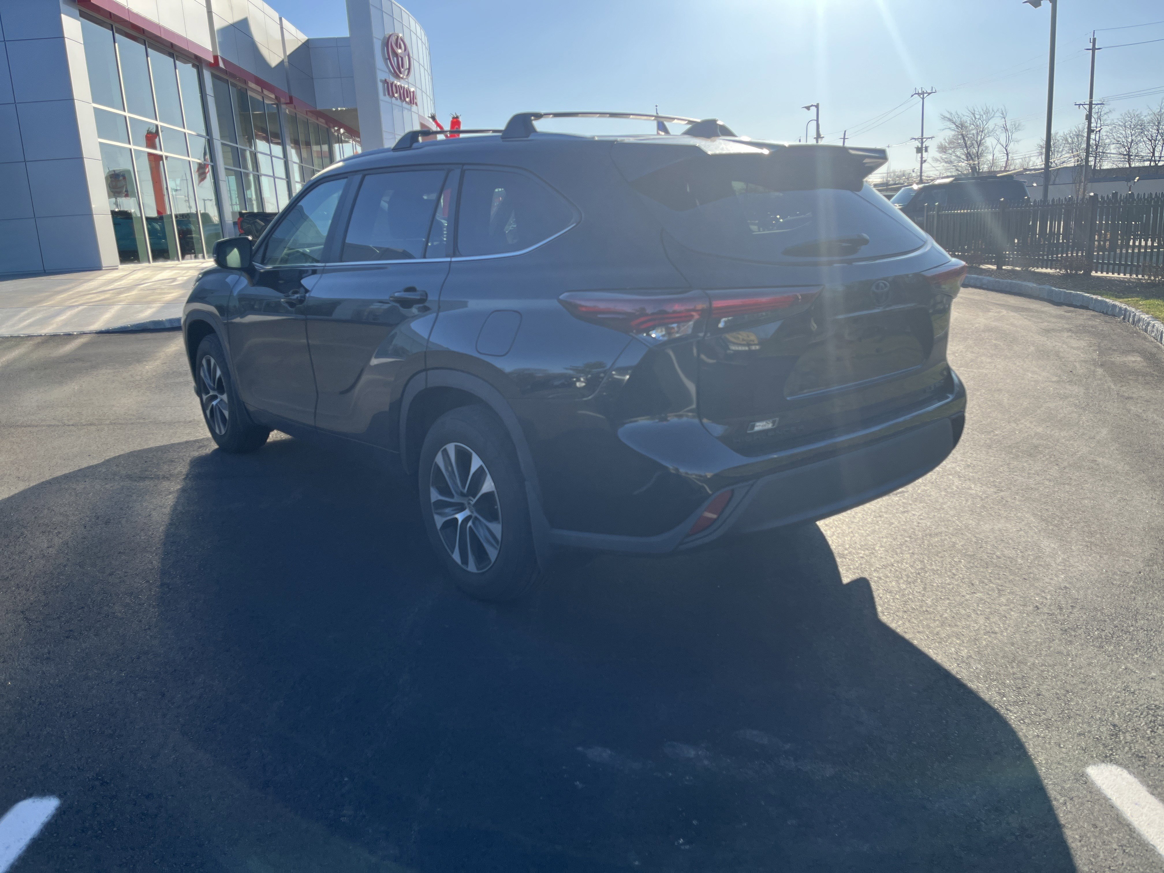 Certified 2024 Toyota Highlander XLE image 3