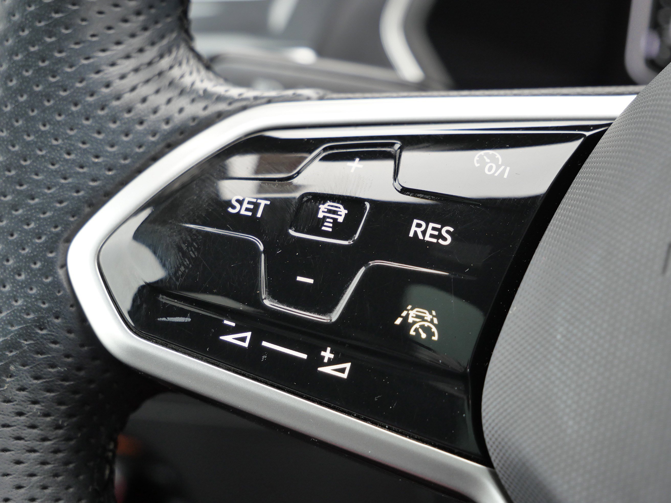 Certified 2022 Volkswagen Tiguan SEL R-Line image 33