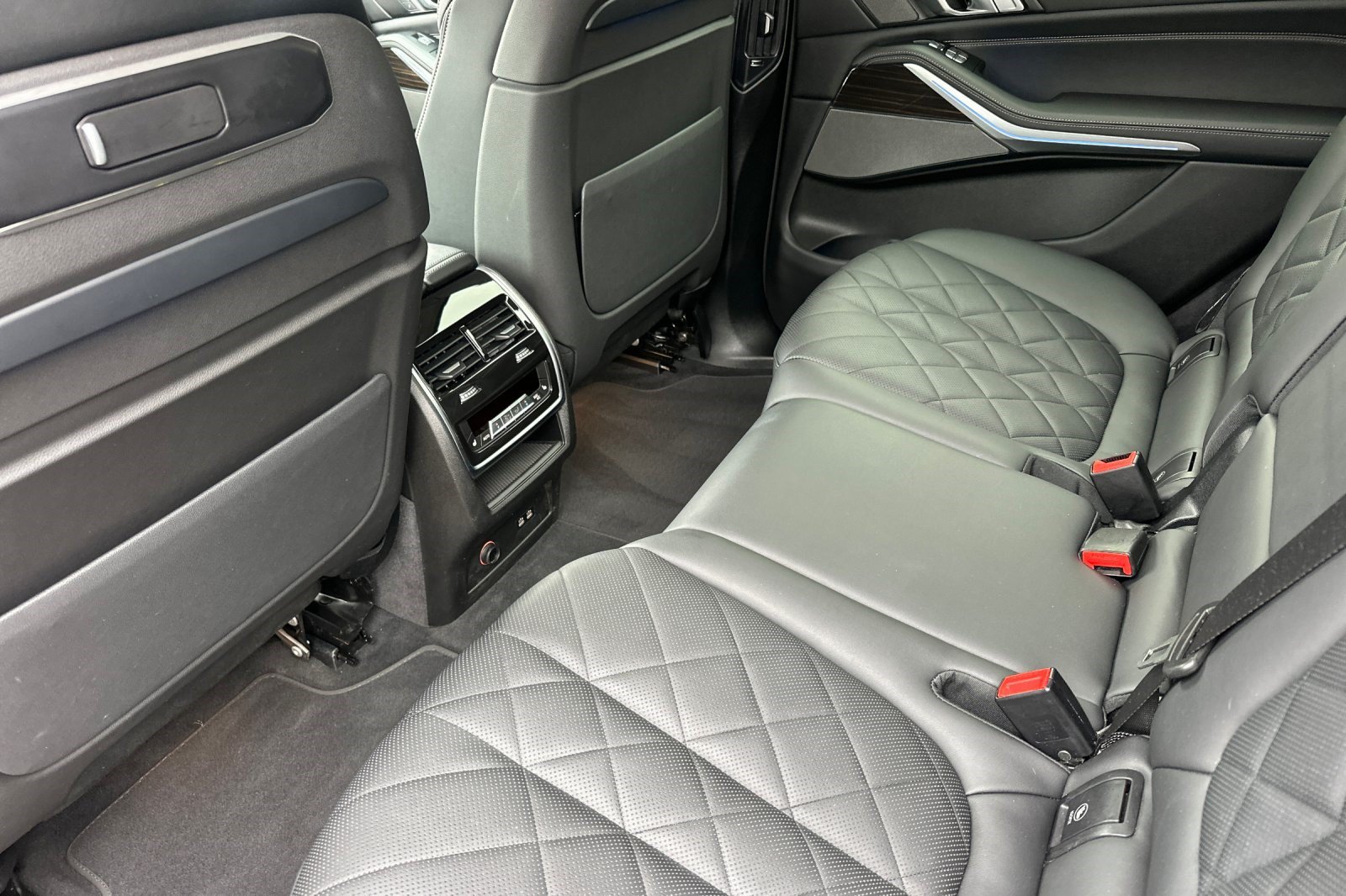 Used 2025 BMW X7 xDrive40i w/ Premium Package AWD/4WD image 15