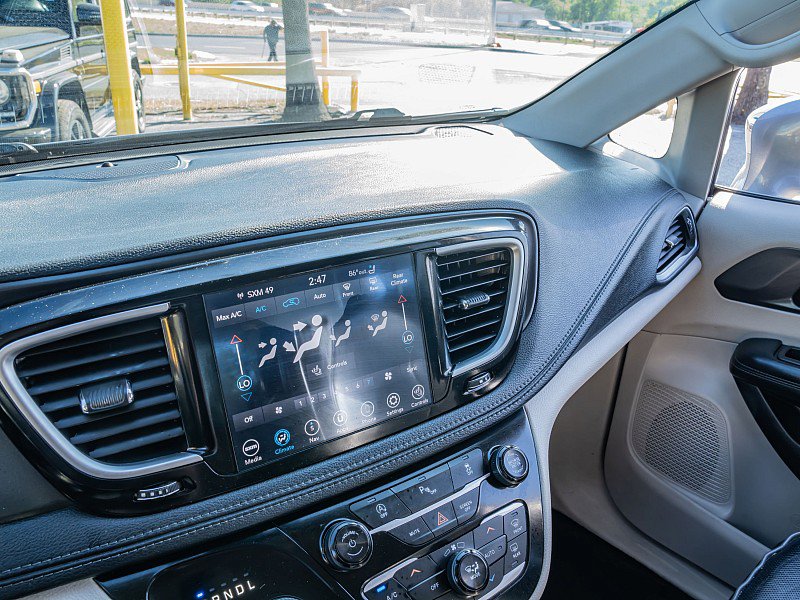 Used 2020 Chrysler Pacifica Limited image 27