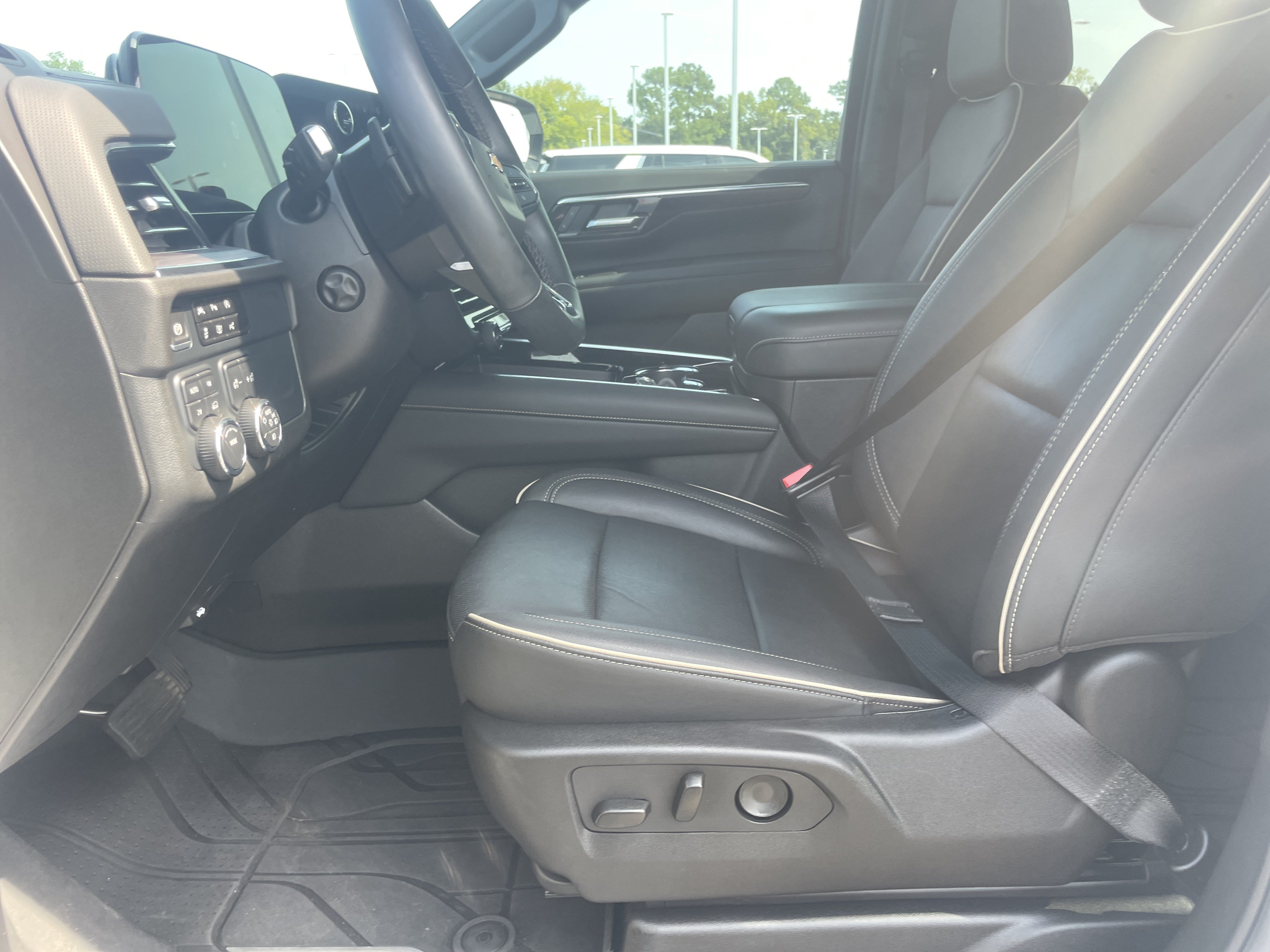 Used 2025 Chevrolet Suburban Premier AWD/4WD image 16