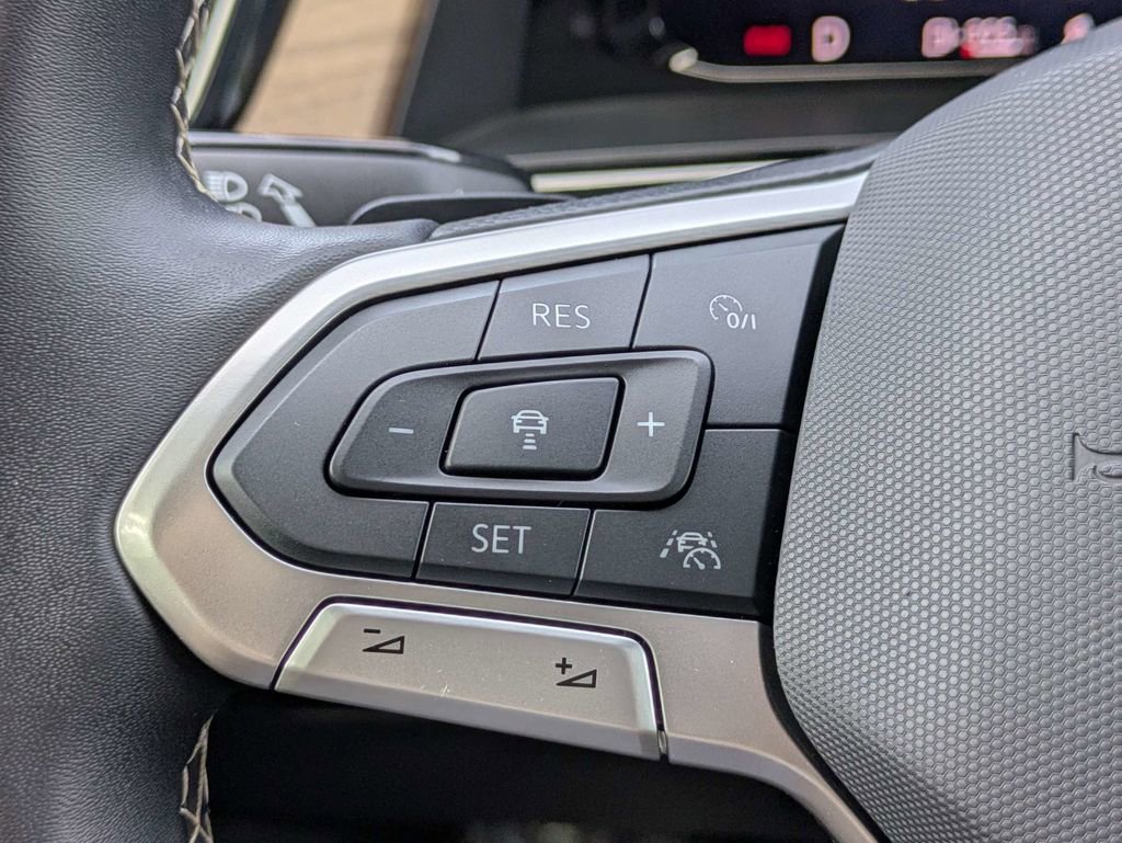 Used 2025 Volkswagen Atlas SE FWD image 26