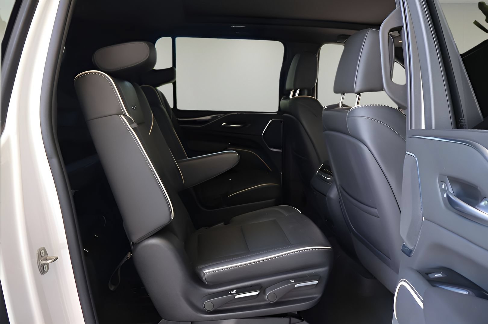 Used 2022 Cadillac Escalade ESV Sport w/ Touring Package AWD/4WD image 16
