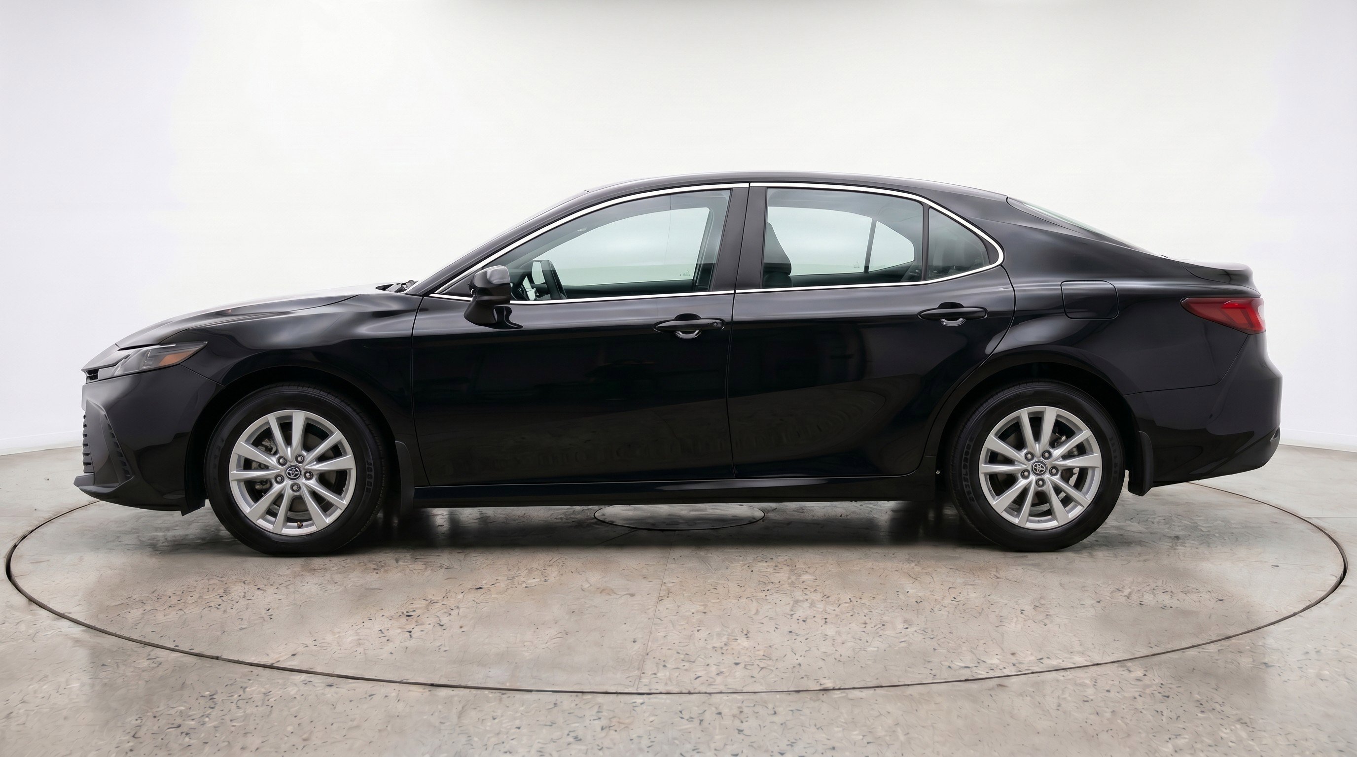 Used 2025 Toyota Camry LE FWD image 5