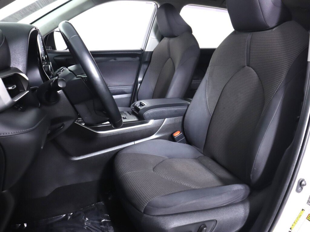 Used 2021 Toyota Highlander LE image 29