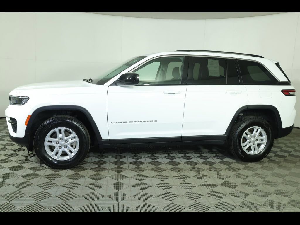Used 2023 Jeep Grand Cherokee Laredo RWD image 4