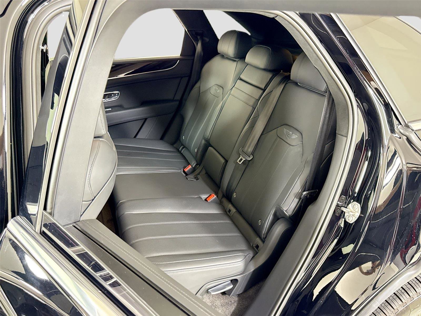 Used 2024 Bentley Bentayga AWD/4WD image 25