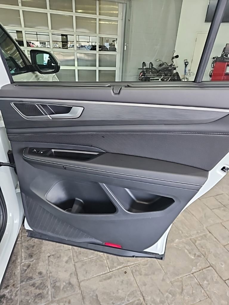 Used 2025 Volkswagen Atlas Cross Sport SE image 15