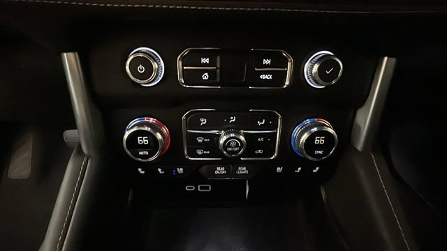 Used 2023 GMC Yukon SLT w/ SLT Luxury Package AWD/4WD image 22