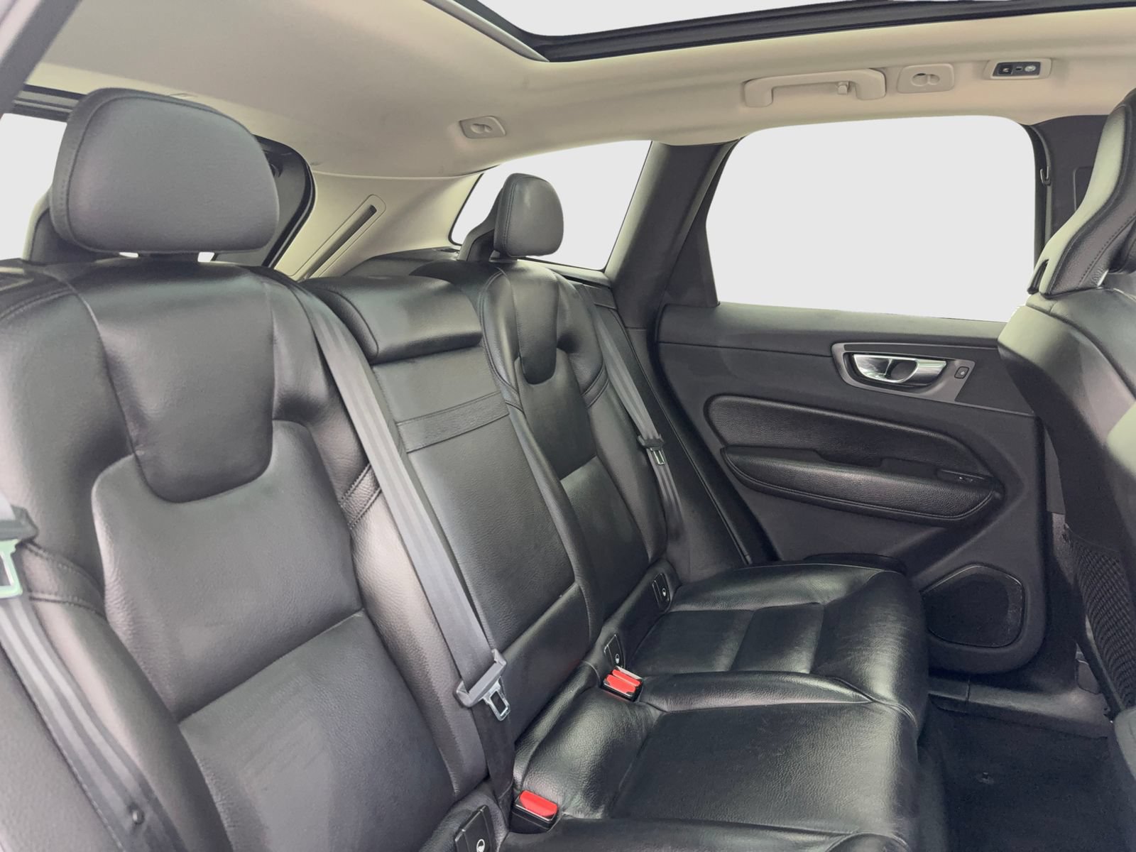 Used 2019 Volvo XC60 T5 Momentum w/ Premium Package AWD/4WD image 43
