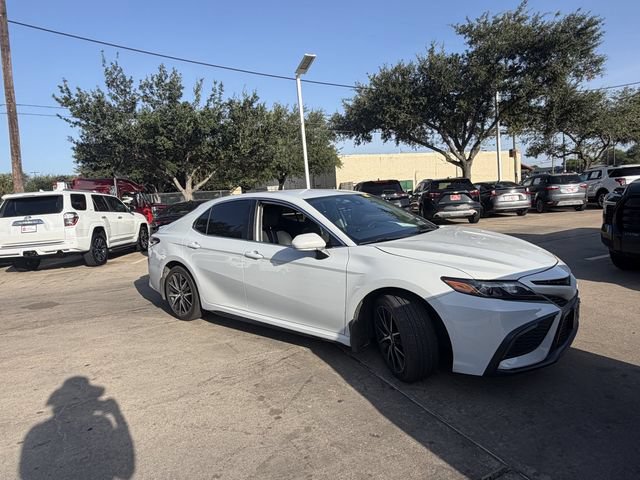 Used 2023 Toyota Camry SE FWD image 3