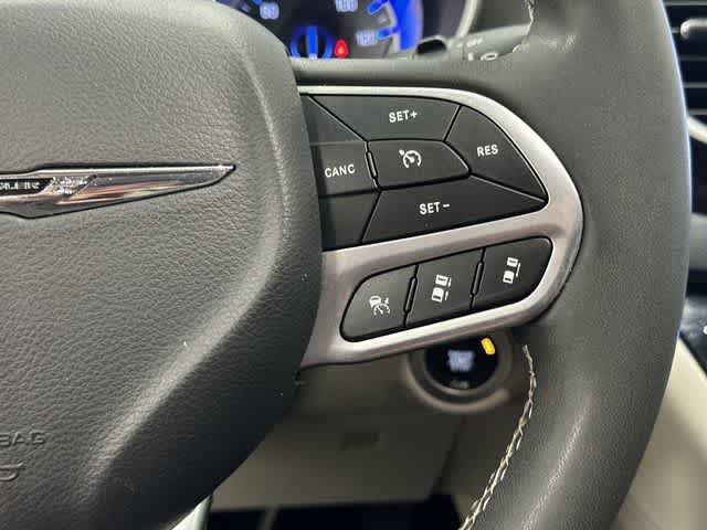 Used 2024 Chrysler Pacifica Touring-L FWD image 18