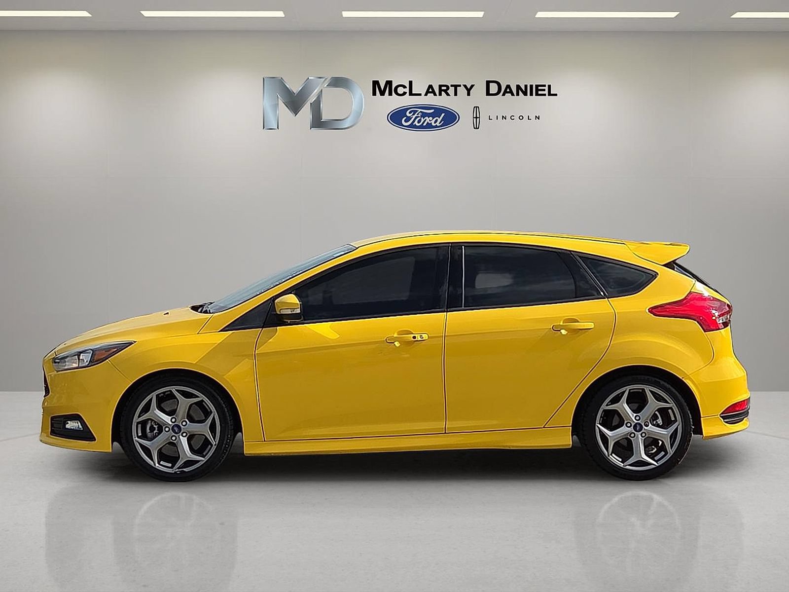 Used 2018 Ford Focus ST FWD image 3