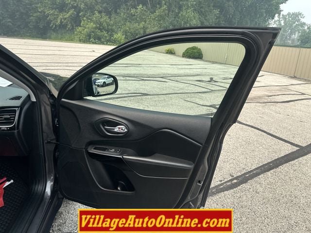 Used 2020 Jeep Cherokee Latitude Plus AWD/4WD image 37