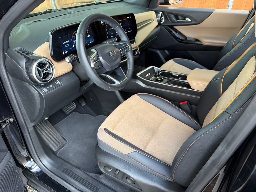 Used 2025 Chevrolet Equinox ACTIV FWD image 2