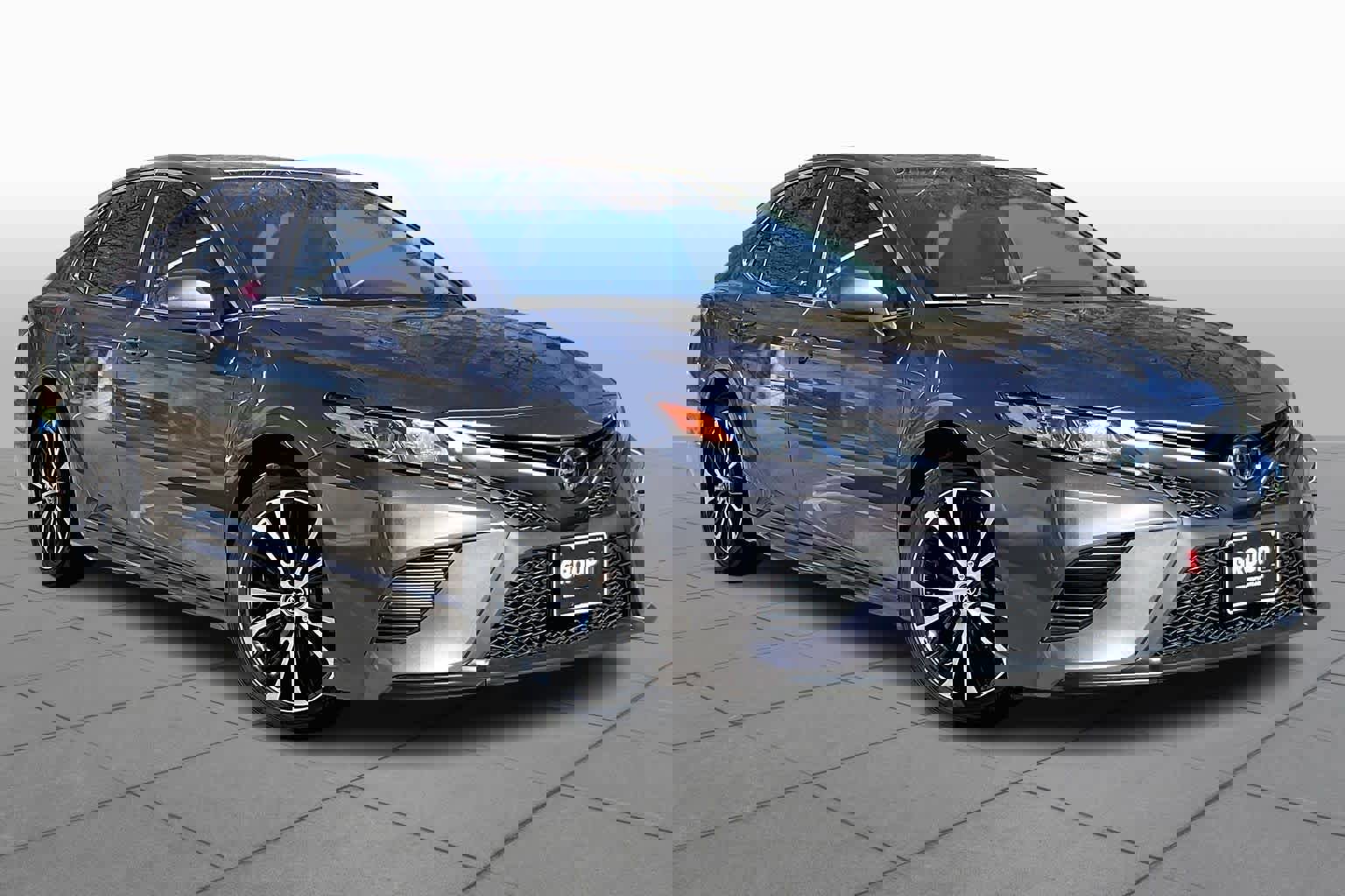 Used 2020 Toyota Camry SE image 2