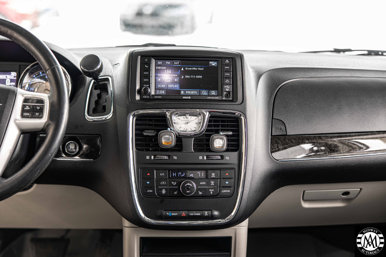 Used 2015 Chrysler Town & Country Touring-L w/ Driver Convenience Group image 26