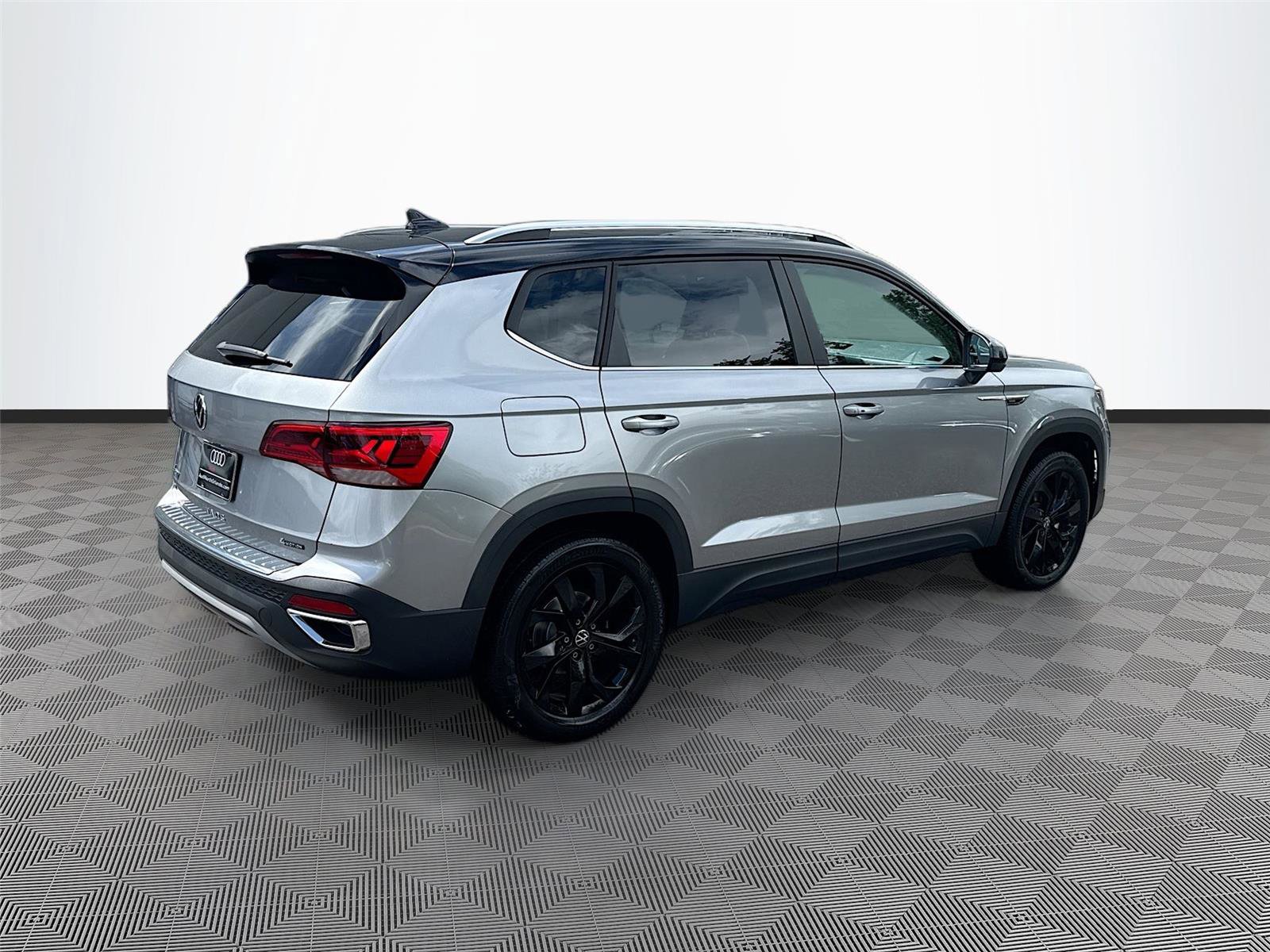 Used 2023 Volkswagen Taos SE w/ Panoramic Sunroof Package AWD/4WD image 7