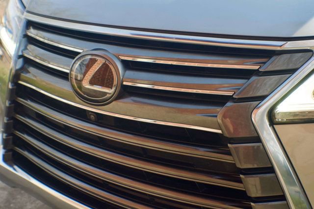 Used 2018 Lexus LX 570 4WD w/ Luxury Package image 9
