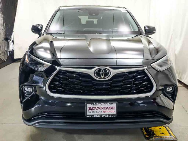 Used 2022 Toyota Highlander LE AWD/4WD image 3