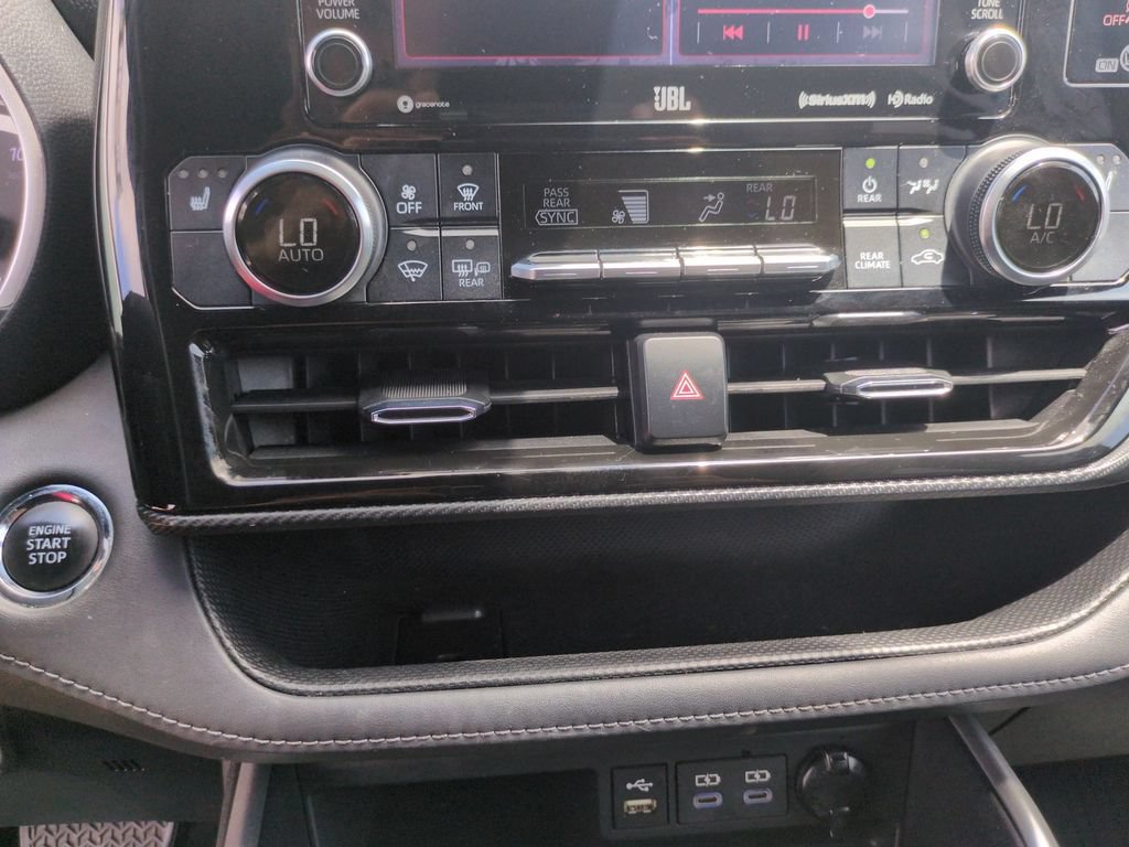 Used 2022 Toyota Highlander XSE AWD/4WD image 25
