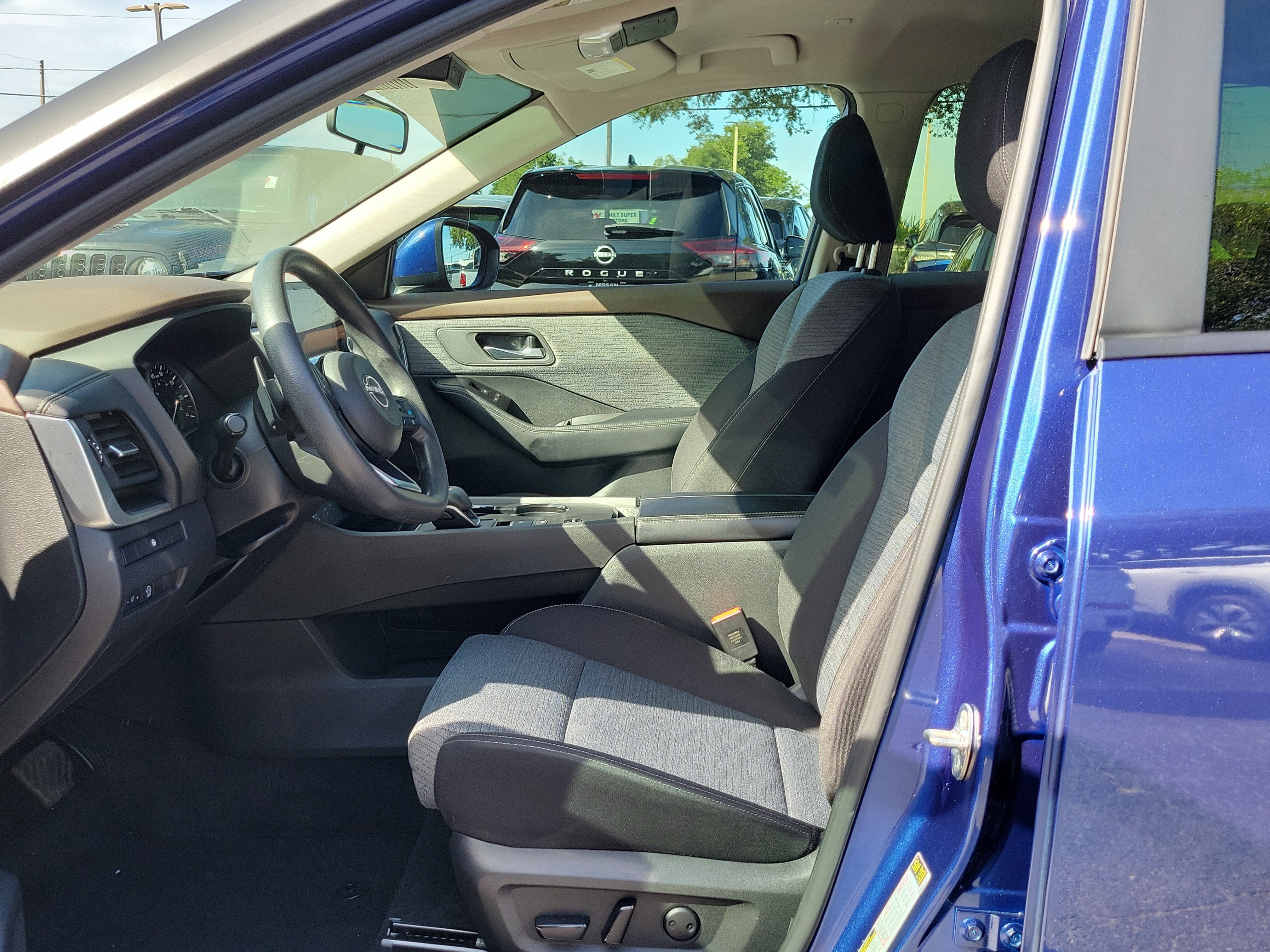 Used 2023 Nissan Rogue SV FWD image 18