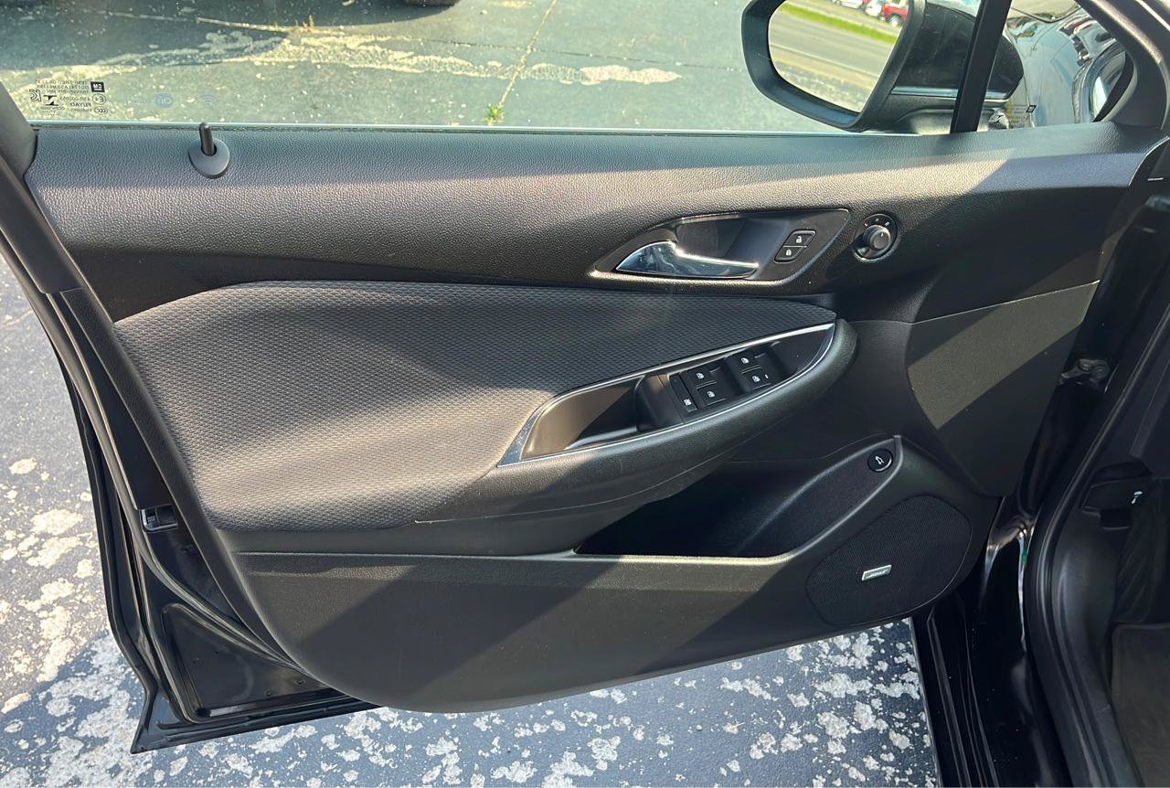 Used 2018 Chevrolet Cruze LT w/ Sun And Sound Package FWD image 9