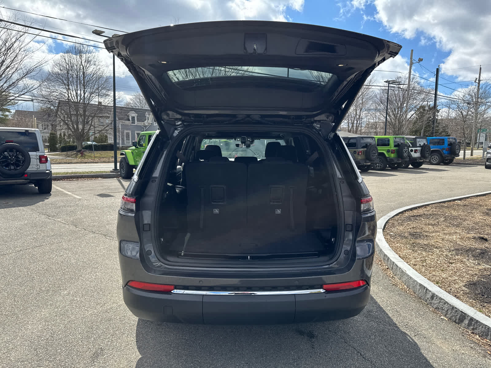 Used 2025 Jeep Grand Cherokee L Laredo w/ Luxury Tech Group I AWD/4WD image 35