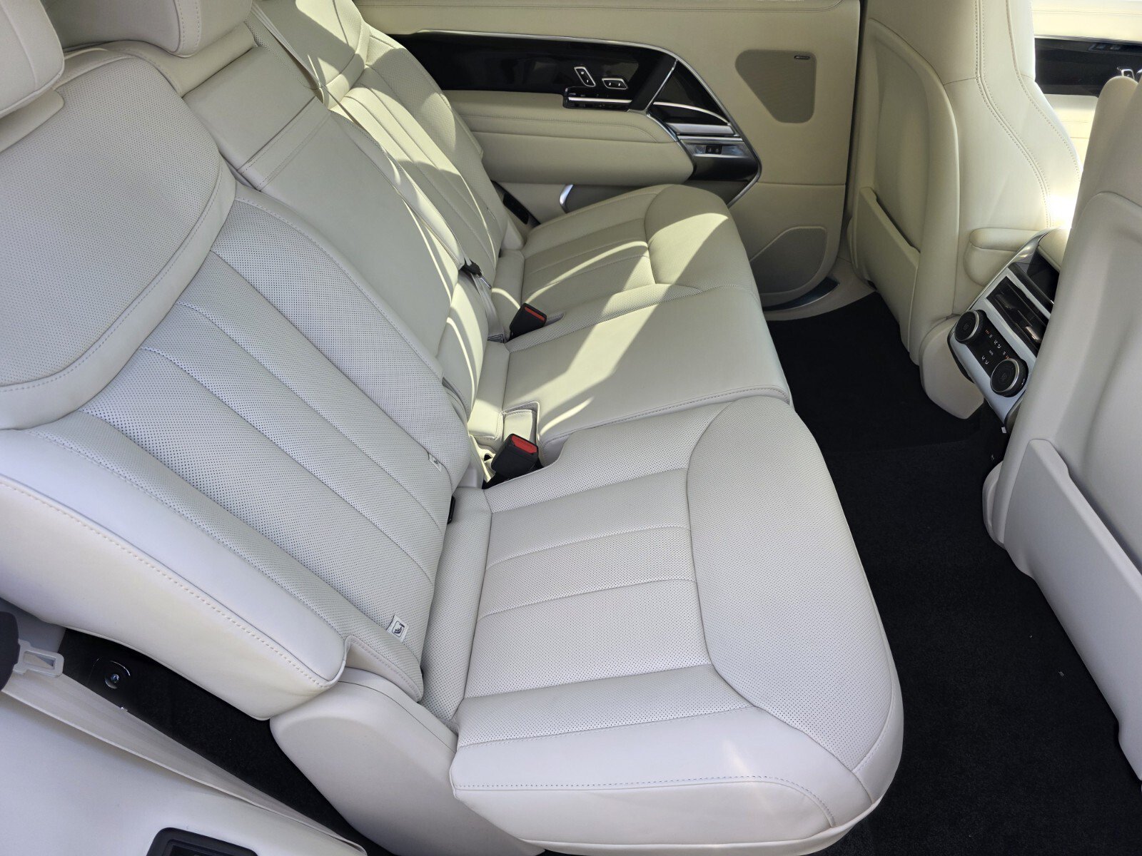 New 2027 Land Rover Range Rover Long Wheelbase SE AWD/4WD image 5