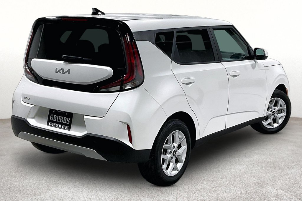 Used 2025 Kia Soul LX w/ LX Technology Package FWD image 2