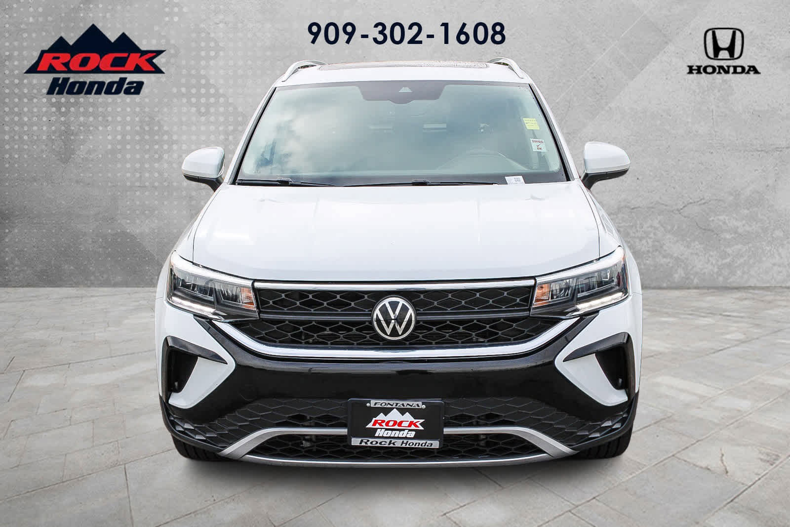 Used 2022 Volkswagen Taos SE w/ Panoramic Sunroof Package FWD image 2