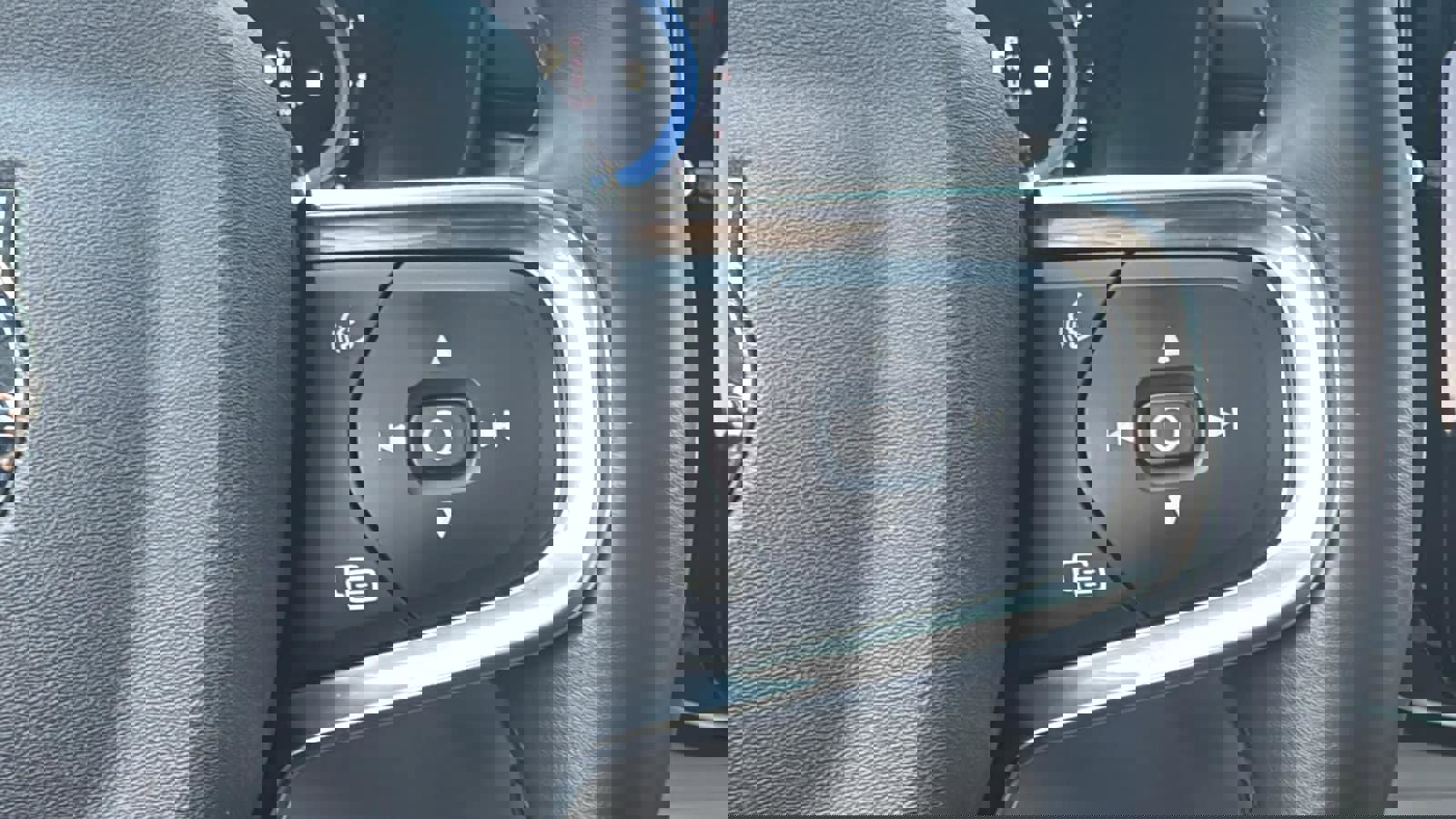 Used 2023 Volvo XC40 B5 Plus w/ Climate Package image 16