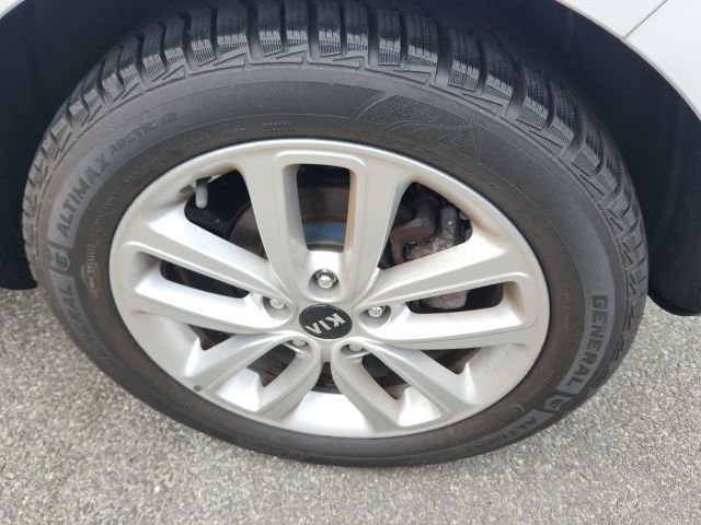 Used 2017 Kia Soul + image 10