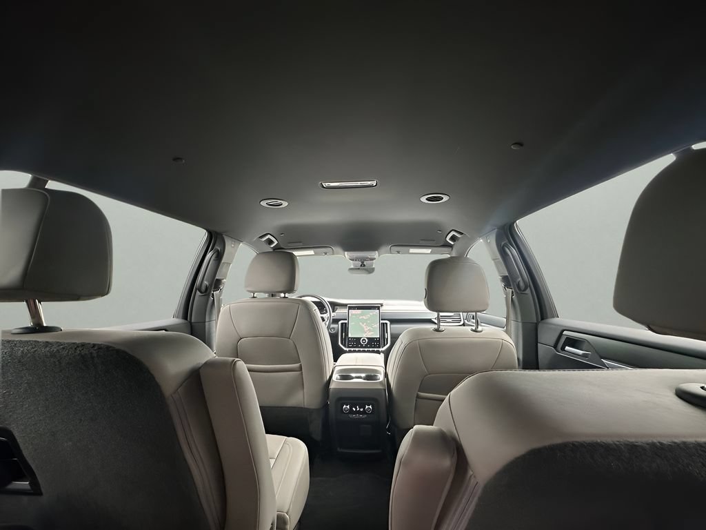 Used 2026 GMC Acadia Elevation w/ Elevation Premium Package FWD image 32