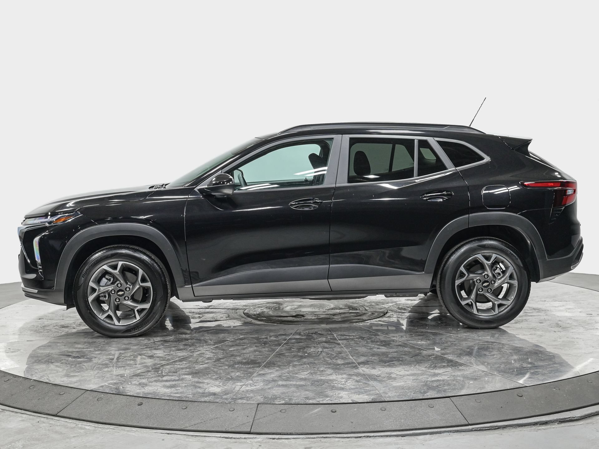 Used 2026 Chevrolet Trax LT FWD image 2