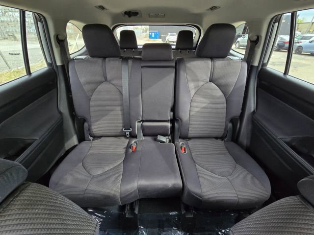 Used 2022 Toyota Highlander LE AWD/4WD image 18
