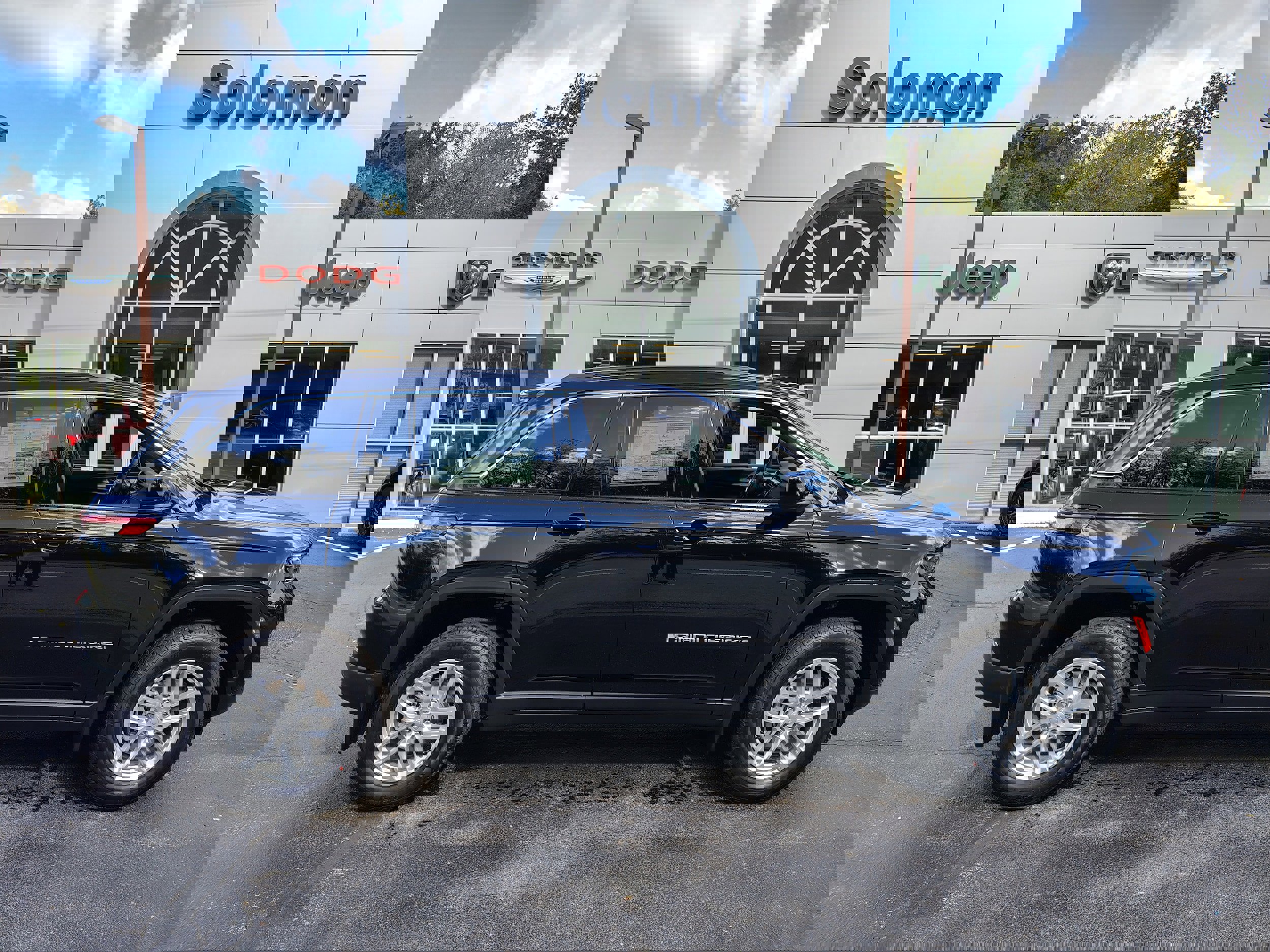 New 2025 Jeep Grand Cherokee Laredo X w/ Luxury Tech Group I image 1